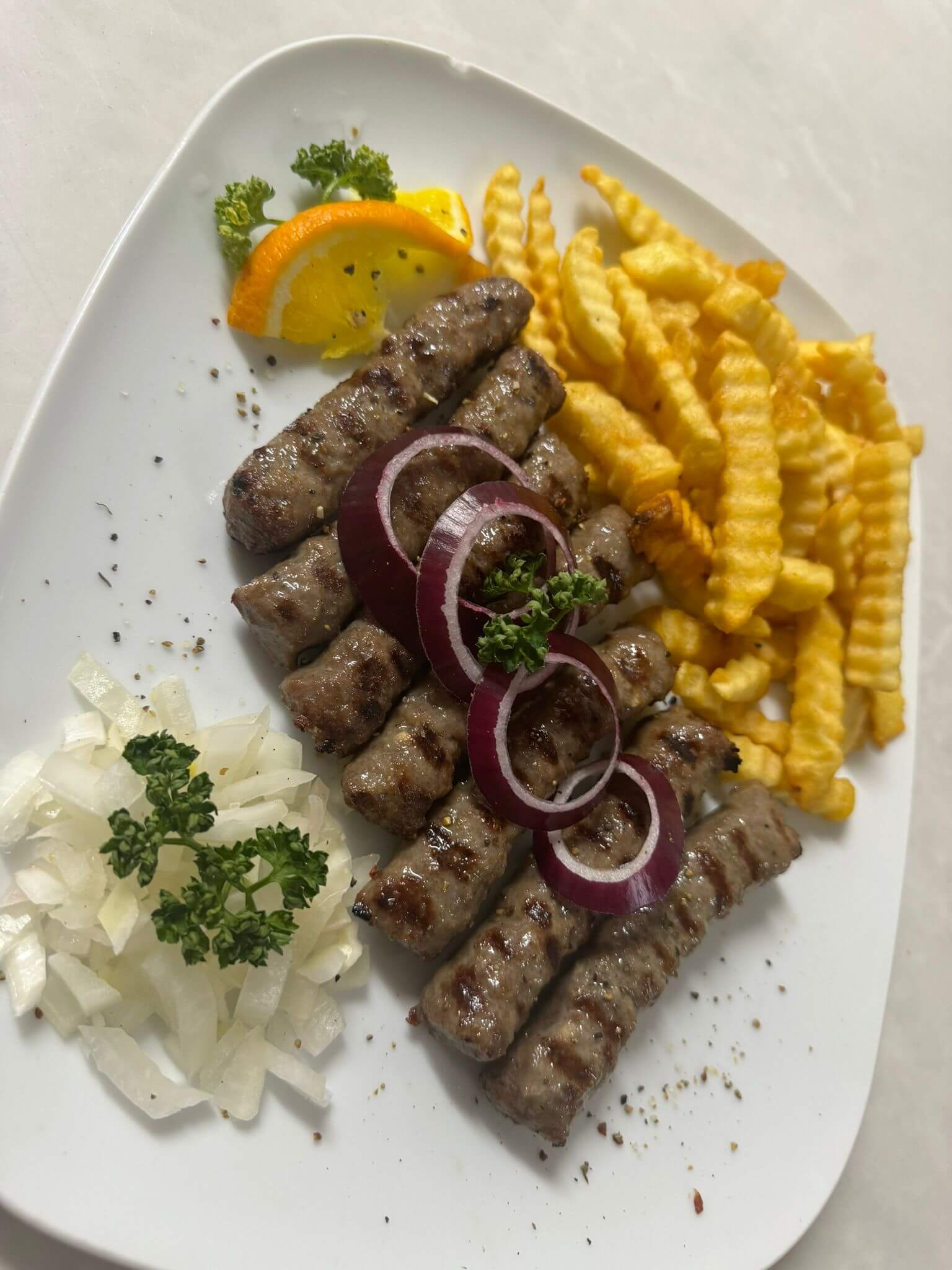 Cevapi mit zwiebel und pommes