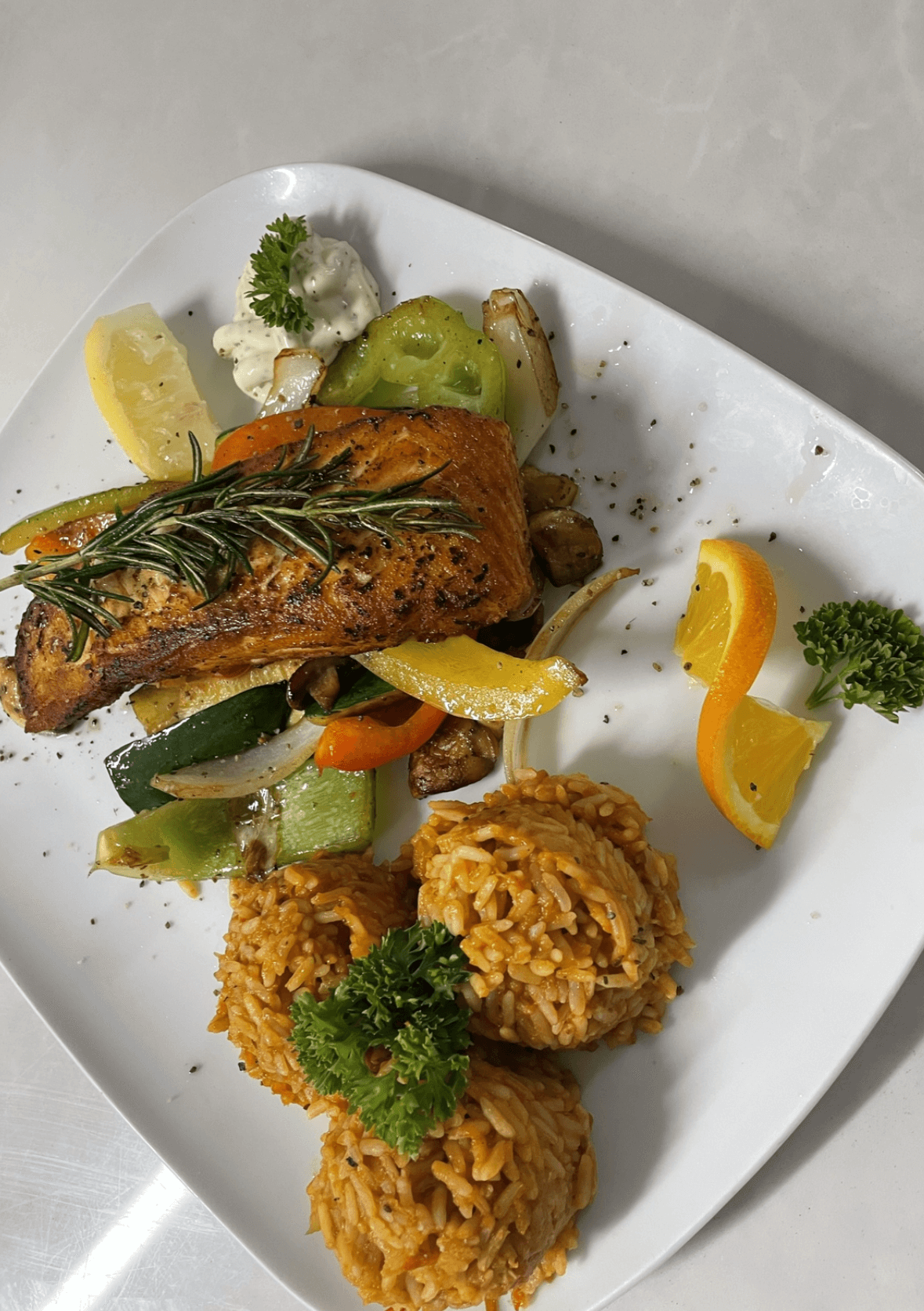 Lachs mit geggtilltem Gemüse und Reis